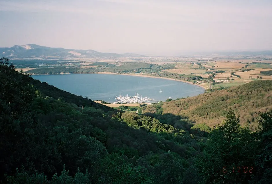 Spiaggia di Pietrasanta con sabbia fine e mare cristallino.