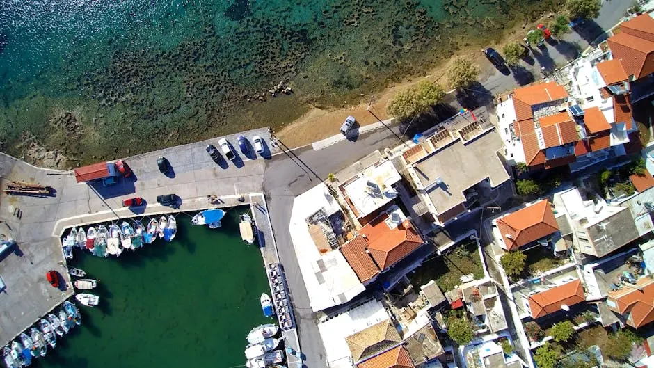 Stabilimenti balneari a Cecina con spiagge dorate e mare cristallino.